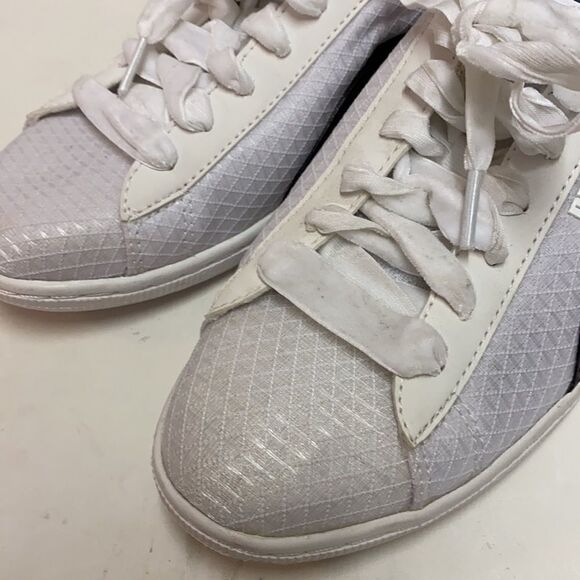 PUMA Women's Vikky Swan Fashion Sneaker Size 9 A20 - Picture 7 of 10